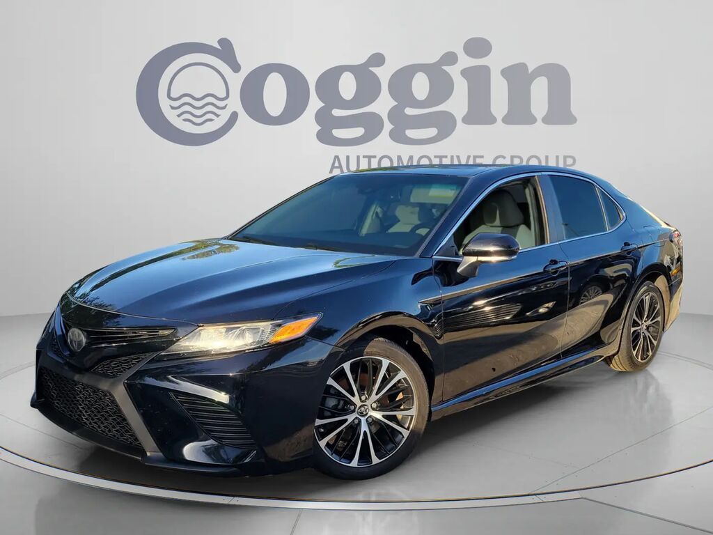 2018 Toyota Camry SE — photo 1 of 13