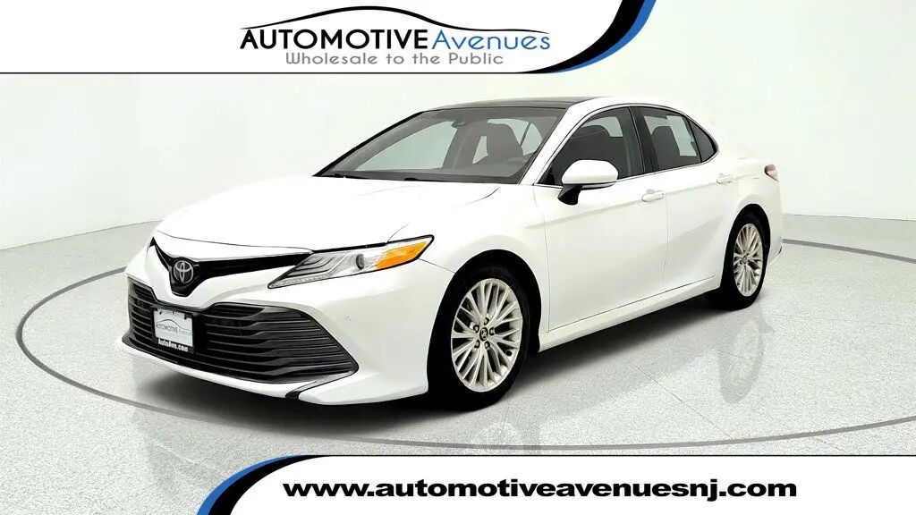 2018 Toyota Camry SE — photo 1 of 13