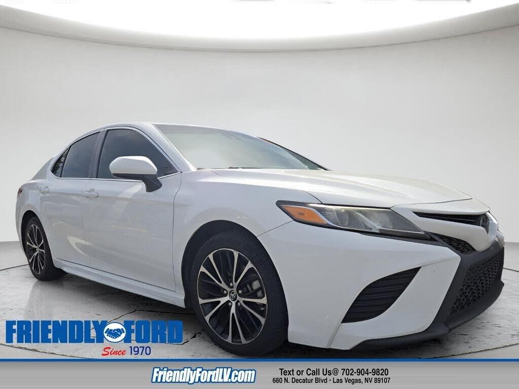2018 Toyota Camry SE — photo 1 of 1