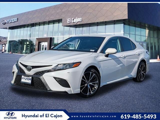 2019 Toyota Camry SE — photo 1 of 13