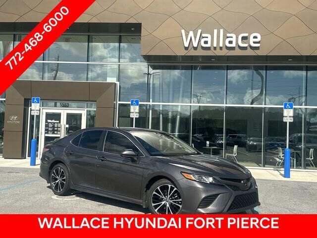 2019 Toyota Camry SE — photo 1 of 3