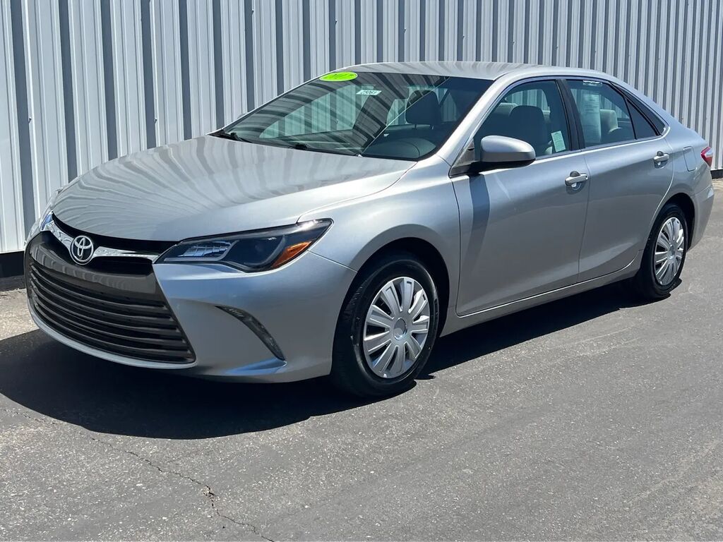 2017 Toyota Camry SE — photo 1 of 13
