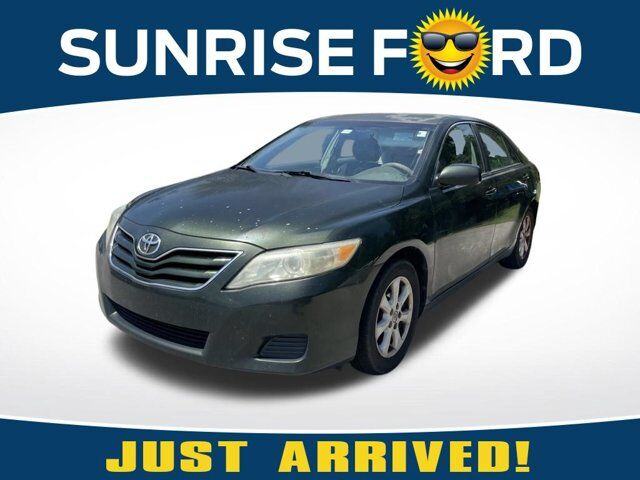 2010 Toyota Camry LE — photo 1 of 1