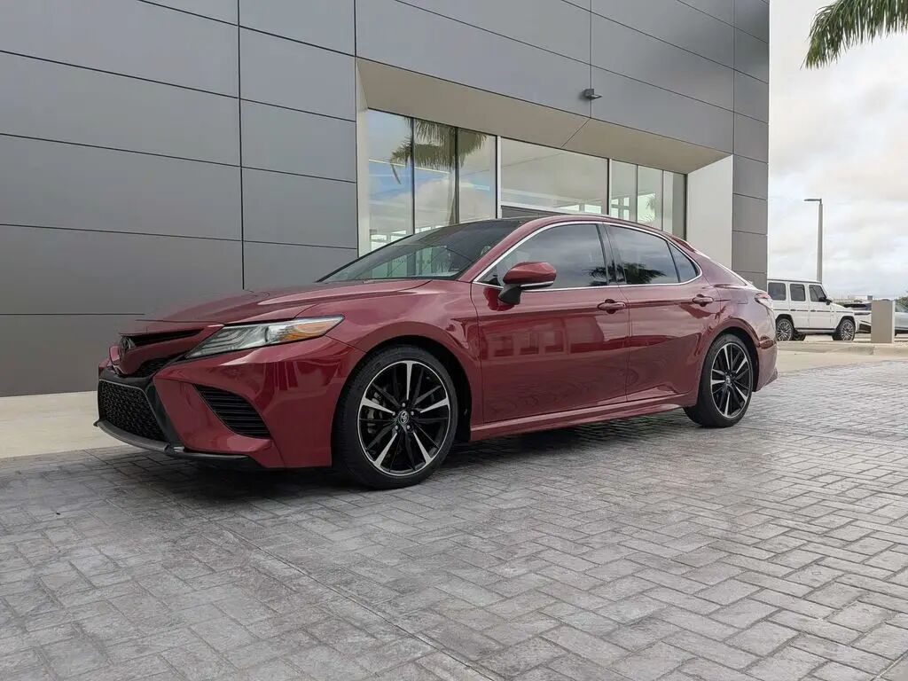 2018 Toyota Camry XLE V6 — photo 1 of 13