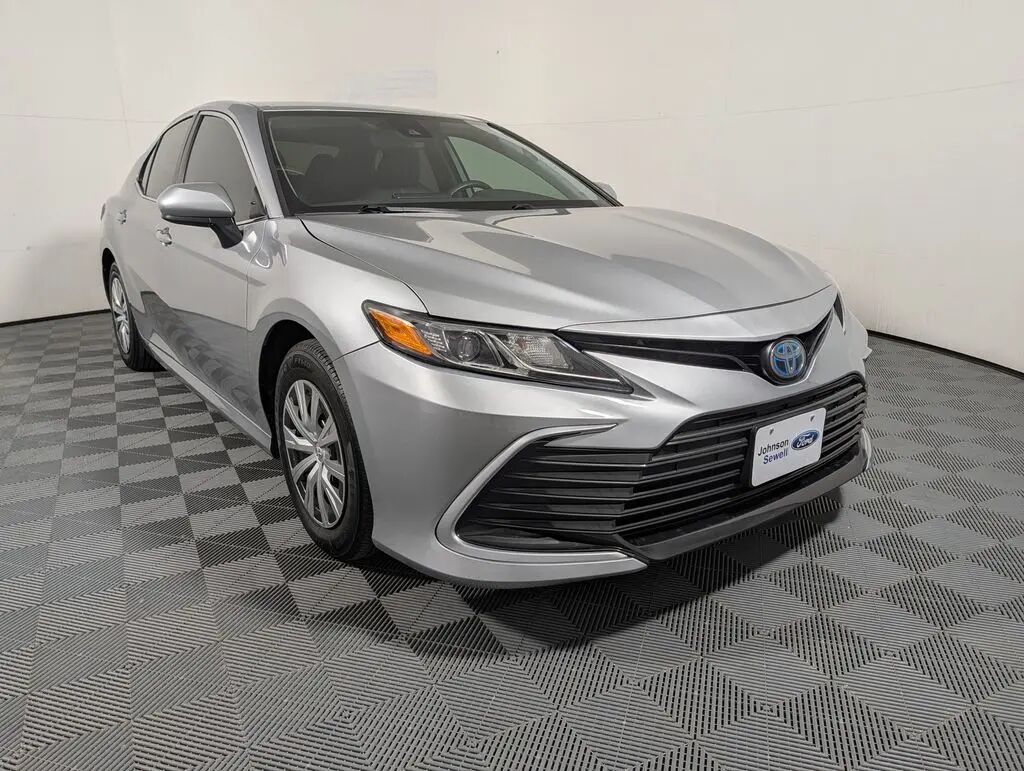 2022 Toyota Camry Hybrid LE — photo 1 of 13