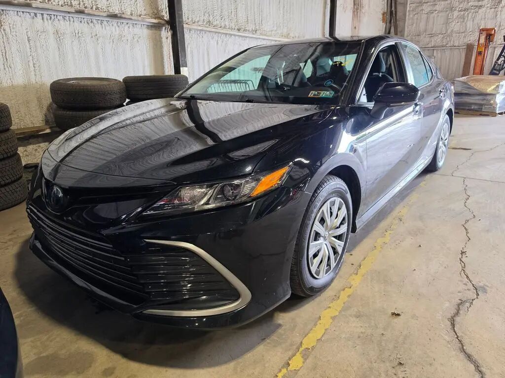 2022 Toyota Camry Hybrid LE — photo 1 of 11