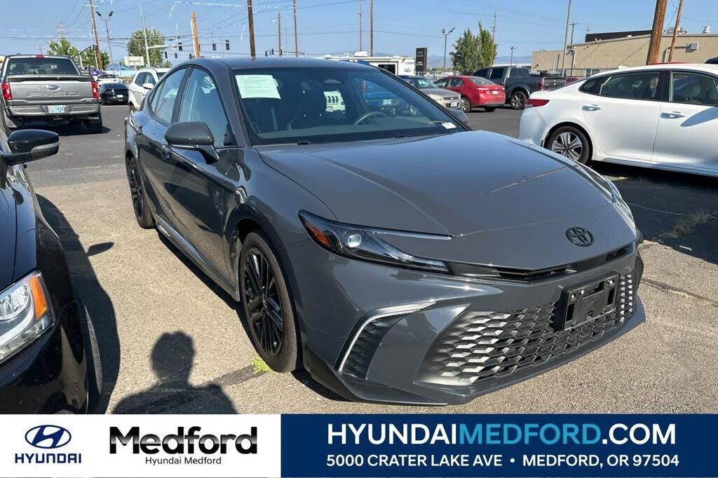 2025 Toyota Camry SE — photo 1 of 1