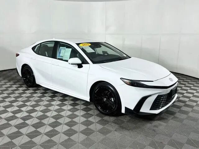 2025 Toyota Camry SE — photo 1 of 13