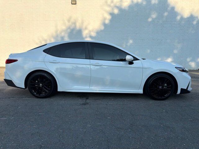 2025 Toyota Camry SE — photo 1 of 13