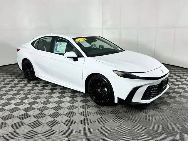 2025 Toyota Camry SE — photo 1 of 13