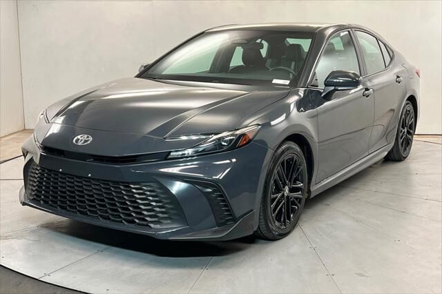 2025 Toyota Camry SE — photo 1 of 13