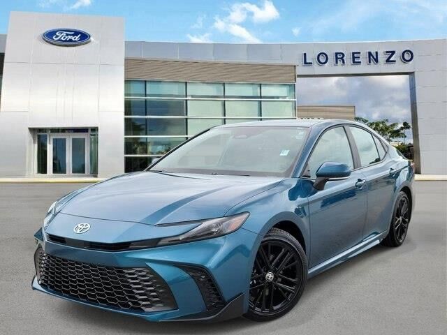 2025 Toyota Camry SE — photo 1 of 13