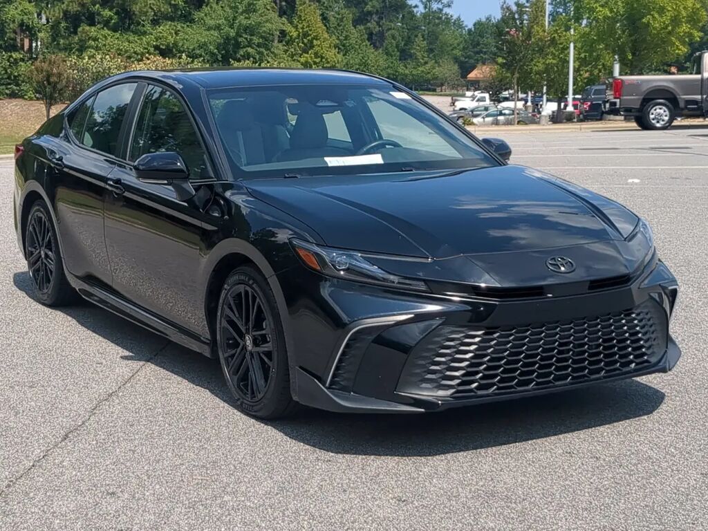 2025 Toyota Camry SE — photo 1 of 13