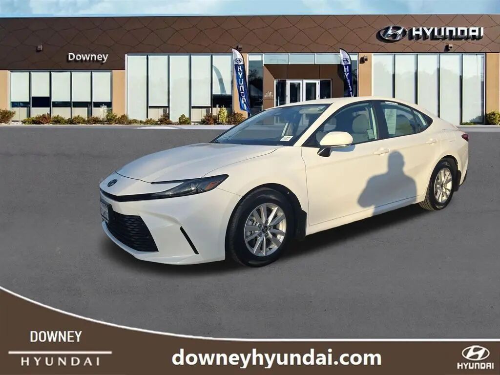 2025 Toyota Camry SE — photo 1 of 13