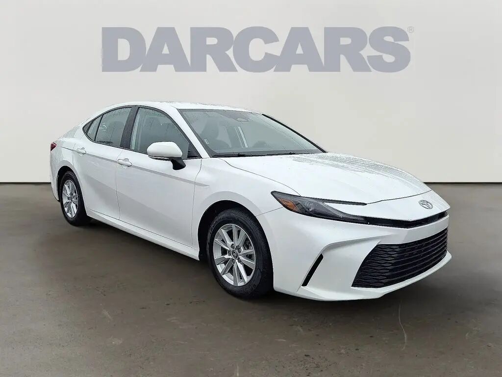 2025 Toyota Camry SE — photo 1 of 13