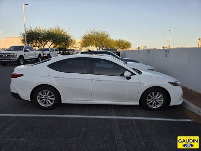 2025 Toyota Camry SE — photo 1 of 11