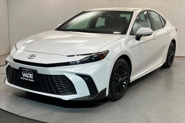 2025 Toyota Camry SE — photo 1 of 13