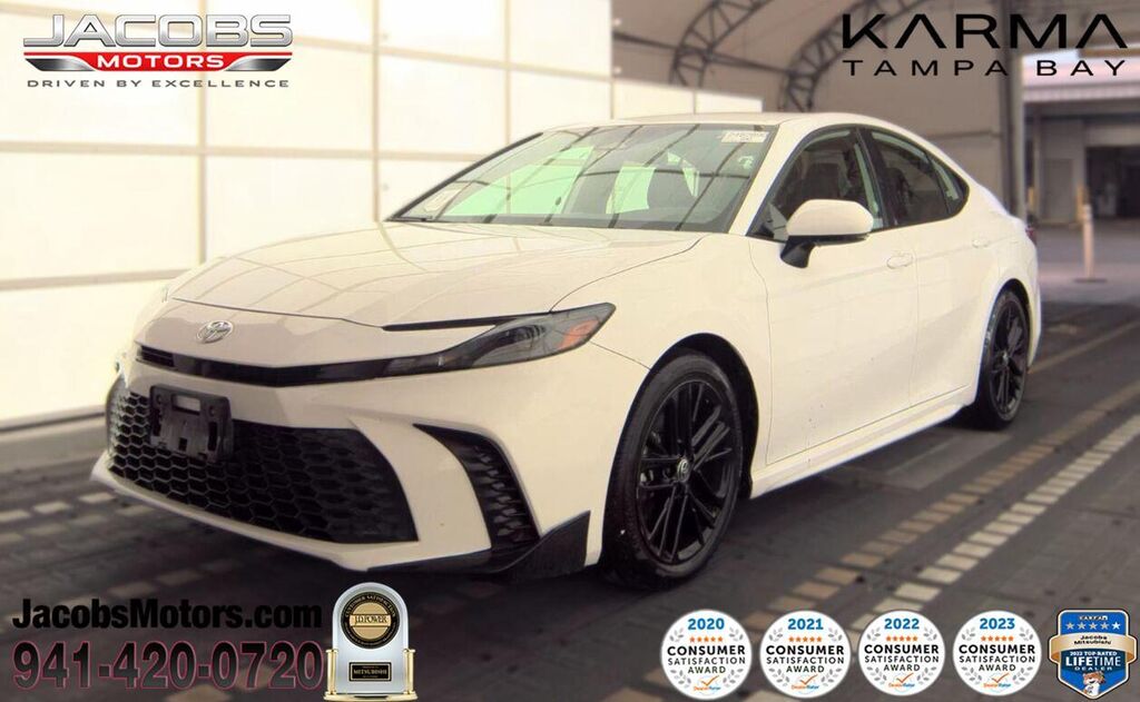 2025 Toyota Camry SE — photo 1 of 13