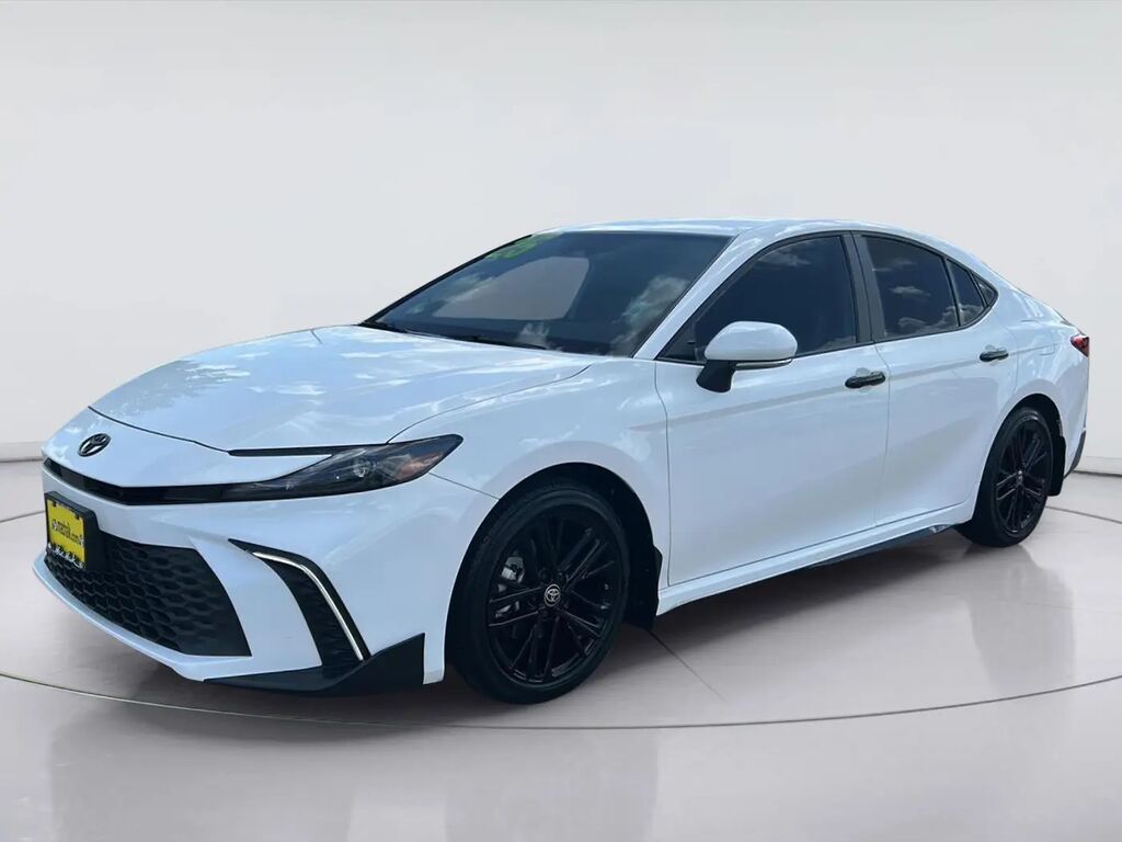 2025 Toyota Camry SE — photo 1 of 13