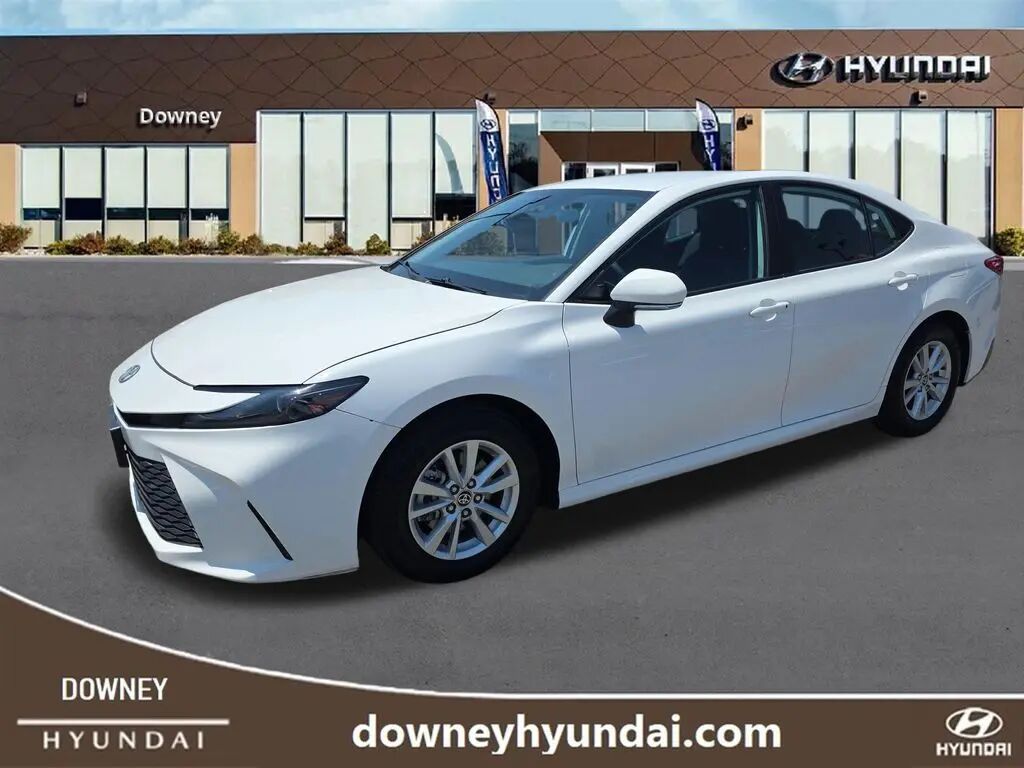2025 Toyota Camry SE — photo 1 of 13