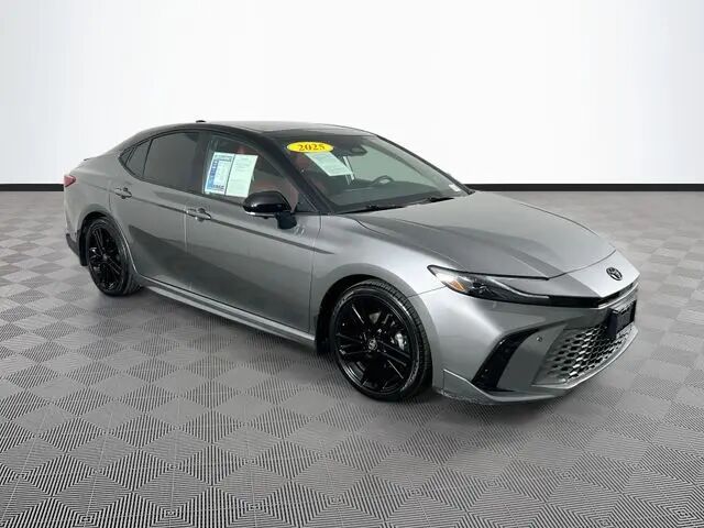 2025 Toyota Camry SE — photo 1 of 13
