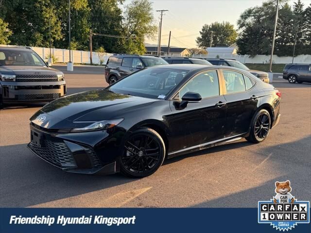 2025 Toyota Camry SE — photo 1 of 13
