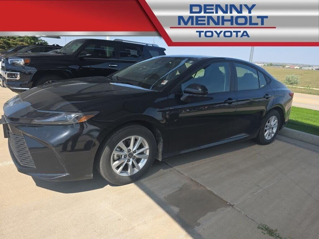 2025 Toyota Camry SE — photo 1 of 2