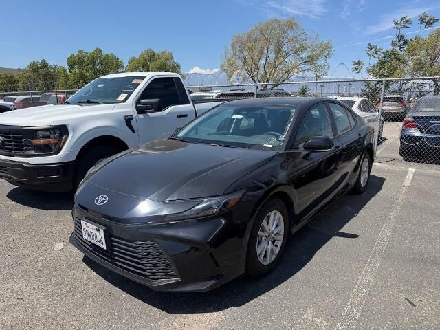 2025 Toyota Camry SE — photo 1 of 13