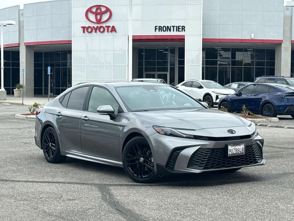 2025 Toyota Camry SE — photo 1 of 1