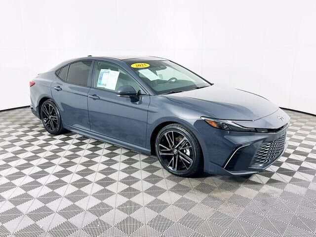2025 Toyota Camry SE — photo 1 of 11