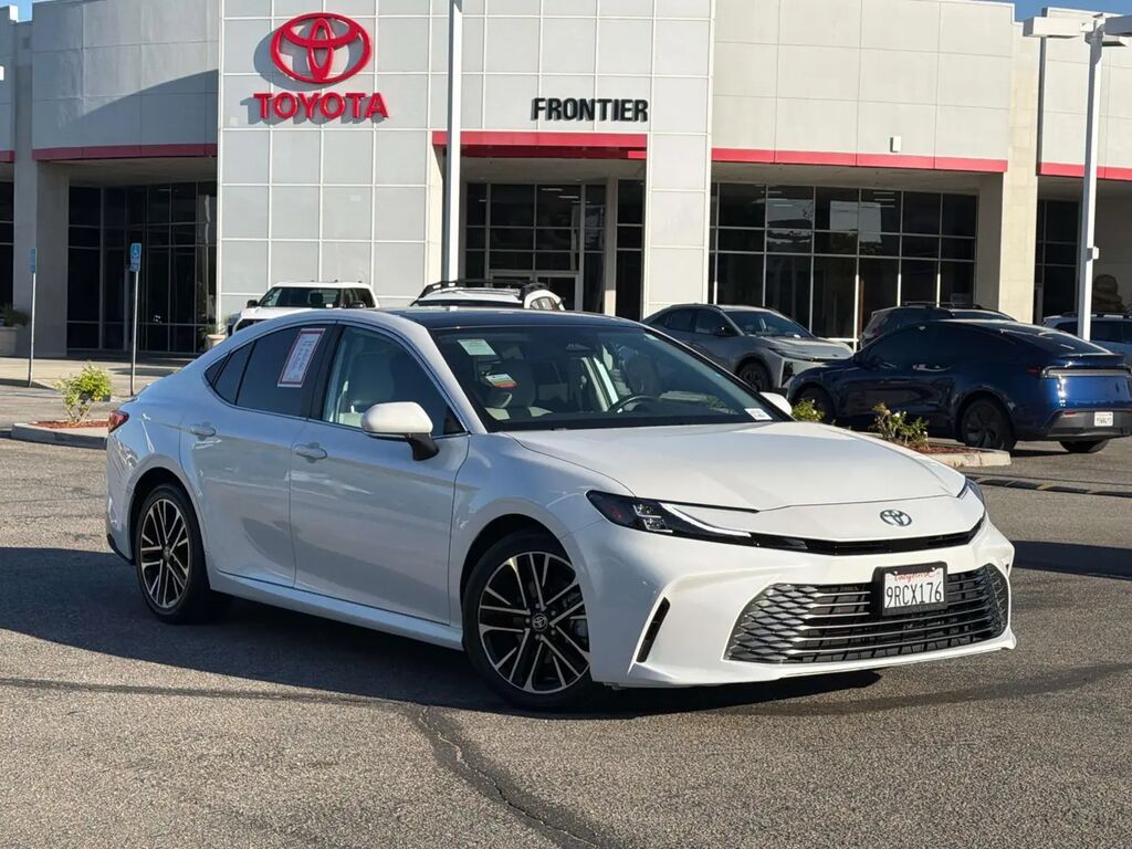 2025 Toyota Camry SE — photo 1 of 13