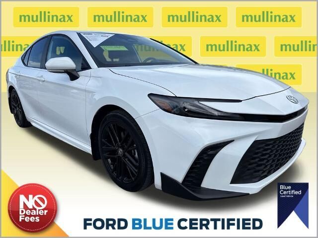 2025 Toyota Camry SE — photo 1 of 2