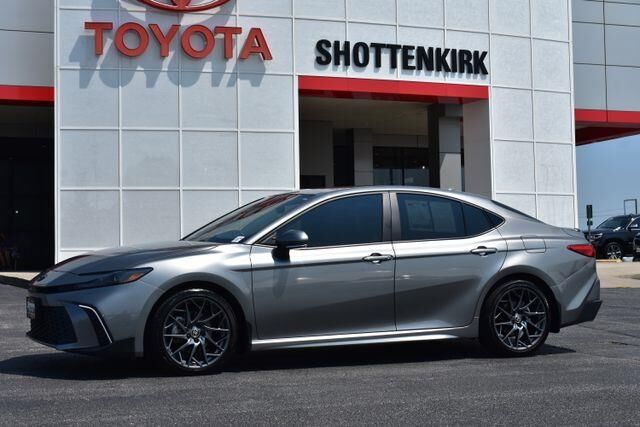 2025 Toyota Camry SE — photo 1 of 13