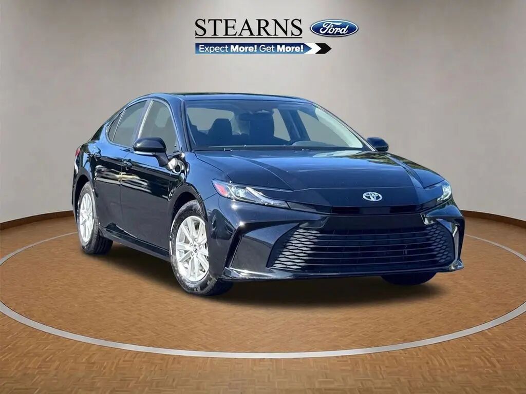 2025 Toyota Camry SE — photo 1 of 13