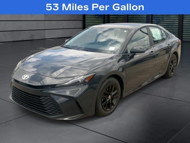 2025 Toyota Camry SE — photo 1 of 13