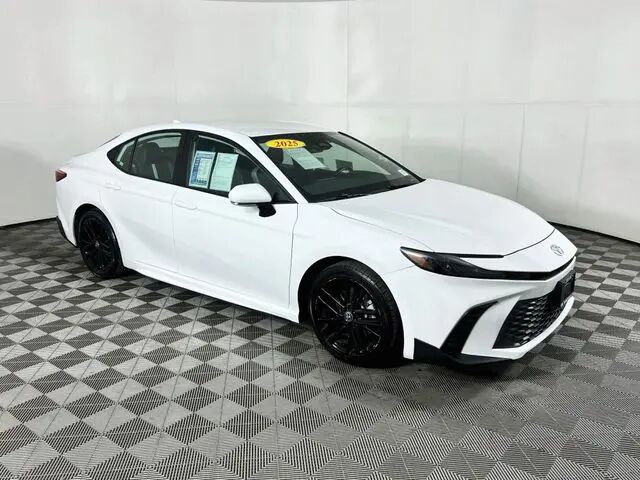 2025 Toyota Camry SE — photo 1 of 13