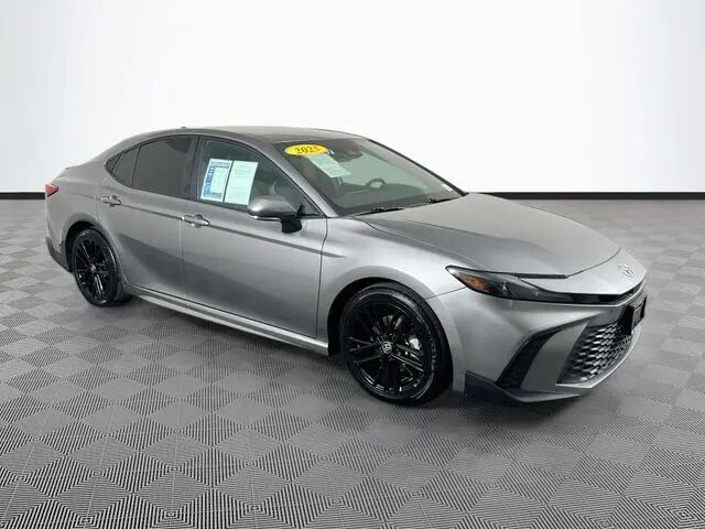 2025 Toyota Camry SE — photo 1 of 13