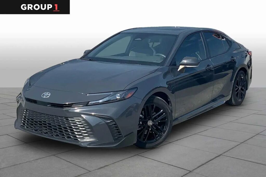 2025 Toyota Camry SE — photo 1 of 12