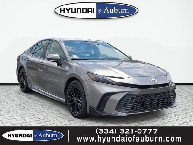 2025 Toyota Camry SE — photo 1 of 13