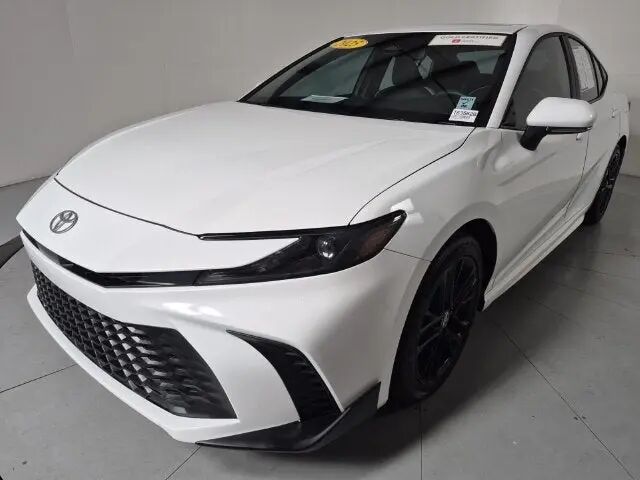 2025 Toyota Camry SE — photo 1 of 13