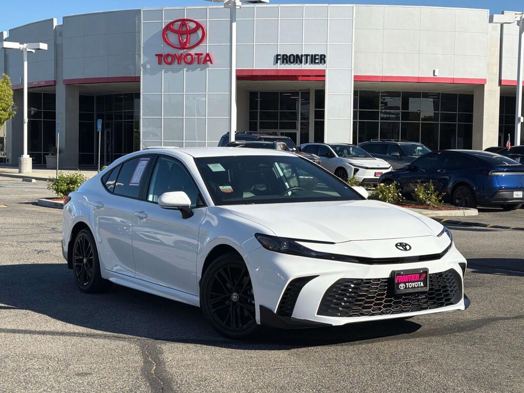 2025 Toyota Camry SE — photo 1 of 13