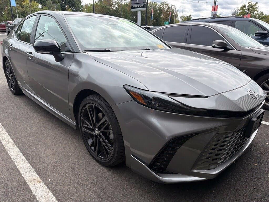 2025 Toyota Camry SE — photo 1 of 1