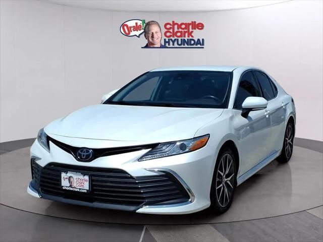 2022 Toyota Camry XLE — photo 1 of 13