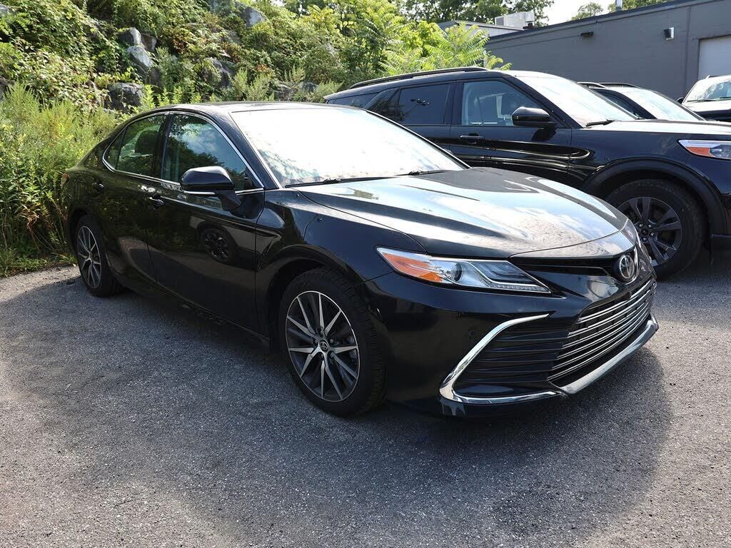 2022 Toyota Camry XLE — photo 1 of 10