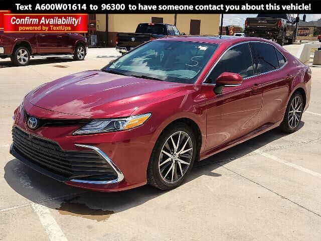 2022 Toyota Camry Hybrid XLE