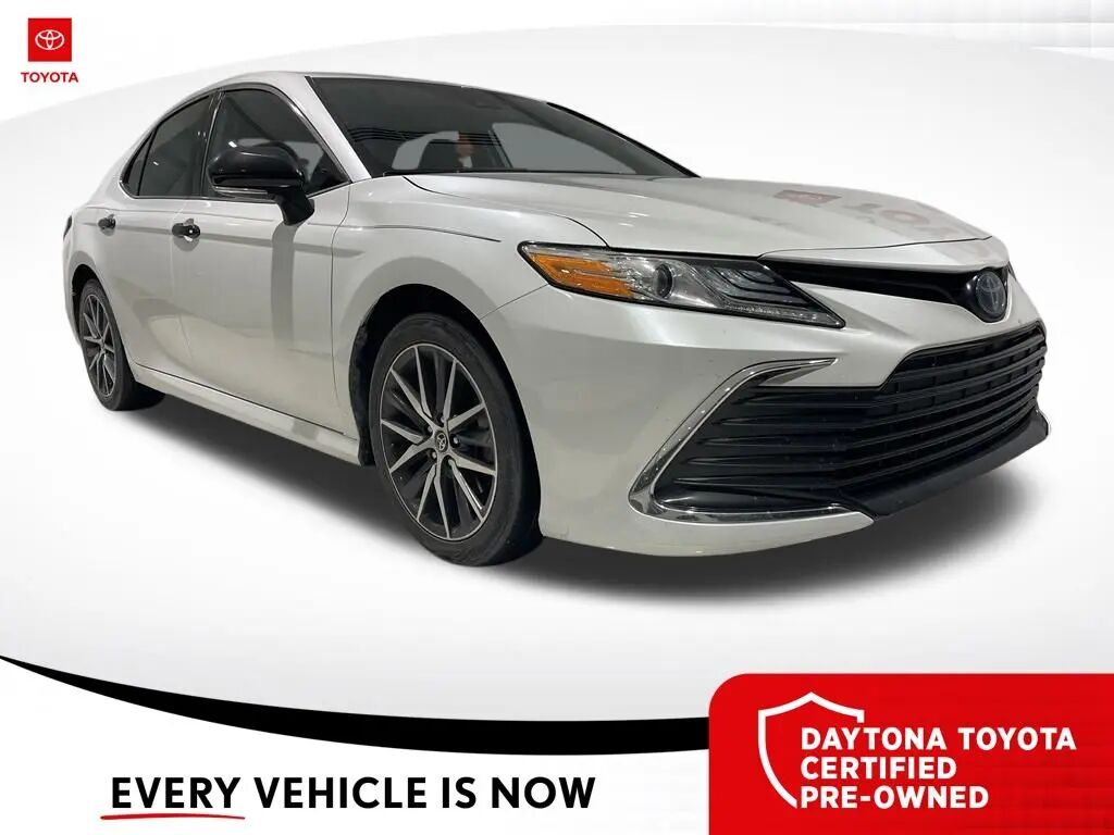 2022 Toyota Camry Hybrid XLE — photo 1 of 10