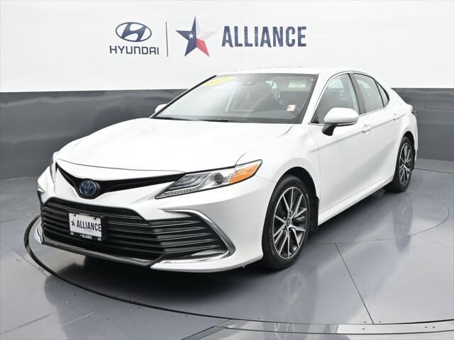 2022 Toyota Camry Hybrid XLE