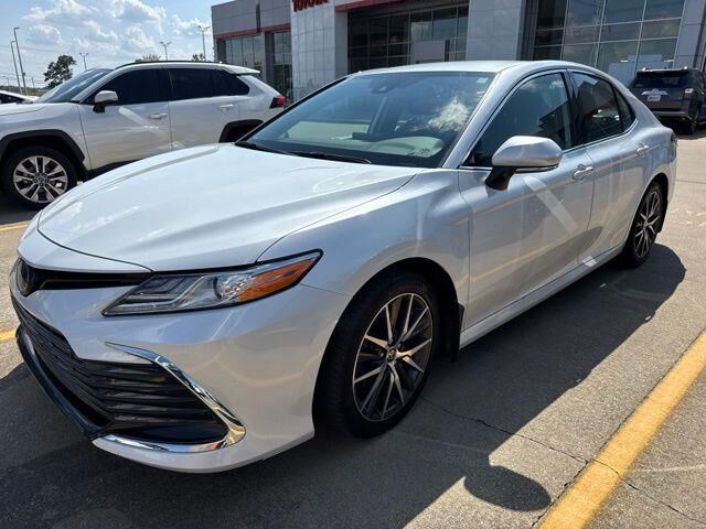 2022 Toyota Camry Hybrid XLE