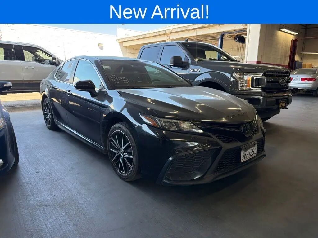 2024 Toyota Camry SE — photo 1 of 12