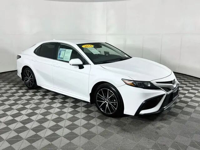 2024 Toyota Camry SE — photo 1 of 13